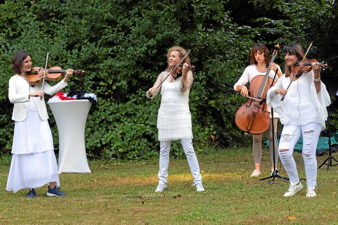 Hardrock auf Geige und Cello Nachdem der Regen rechtzeitig aufgehört hatte, zeigten die Musikerinnen von Manon & Co ihr Können. Foto: J. Fiedler