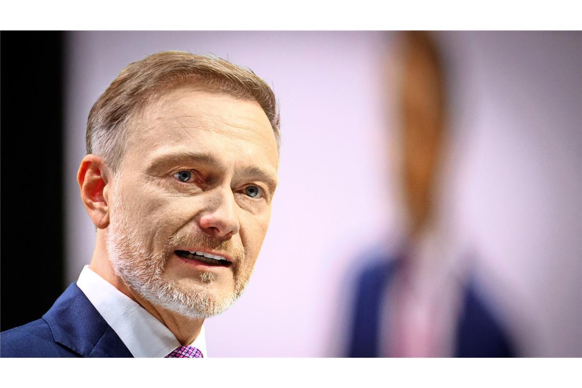 Das machen die Politiker der Ampel-Regierung heute Nachdem die FDP an der Fünf-Prozent-Hürde gescheitert war und den Einzug in den Bundestag verpasst hatte, verabschiedete sich Ex-Finanzminister <b>Christian Lindner</b> aus dem politischen Alltag. Neben seiner Tätigkeit bei Hagedorn zieht es ihn in das Shareholder-Board des digitalen Personaldienstleisters Stepstone Group, wo er als unabhängiges Mitglied tätig ist. Außerdem ist er laut Spiegel-Informationen Angel-Investor und investiert in Start-up-Unternehmen.