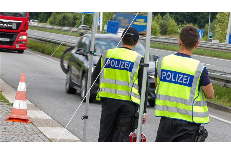 Nachdem  die Zurückweisung von Asylsuchenden als rechtswidrig erklärt wurde, soll die Polizei nicht für ihr Handeln haftbar gemacht werden können.
