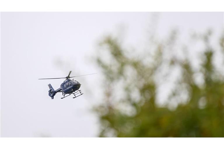Nachdem ein 23-Jähriger am Freitag mit seinem Wagen verunfallte, flüchtete er zu Fuß in den angrenzenden Wald. Trotz Hubschrauber und Hunden blieb die Suche nach ihm erfolglos.
