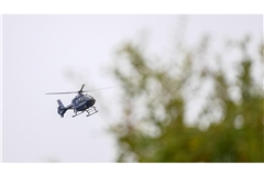 Nachdem ein 23-Jähriger am Freitag mit seinem Wagen verunfallte, flüchtete er zu Fuß in den angrenzenden Wald. Trotz Hubschrauber und Hunden blieb die Suche nach ihm erfolglos.