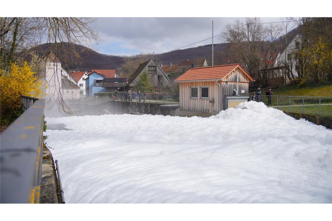 Nachdem ein Tanklaster zwischen Bad Ditzenbach und Gosbach ungefähr 2000 Liter Reiniger zur Herstellung von Seife verlor, hatte sich ein dicker Schaumteppich auf dem Bach Ditz gebildet.