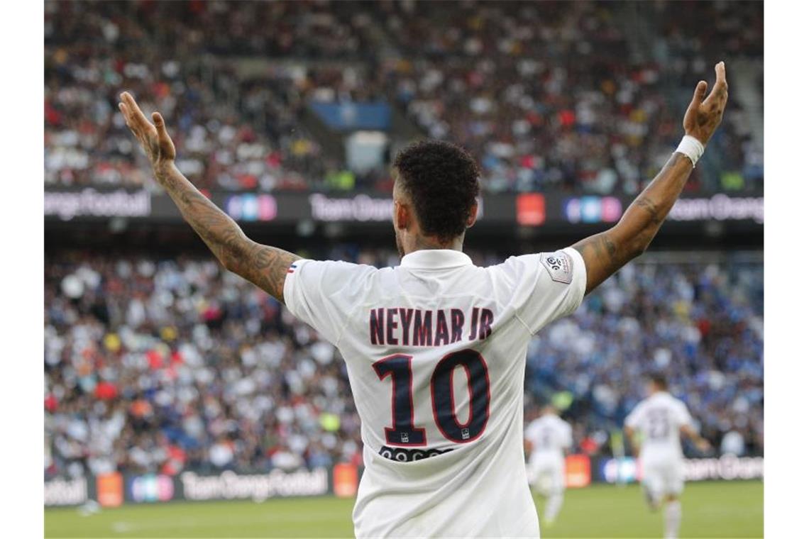 Nachdem er zunächst ausgepfiffen wurde lässt sich Neymar für sein Tor zum 1:0-Sieg feiern. Foto: Francois Mori/AP