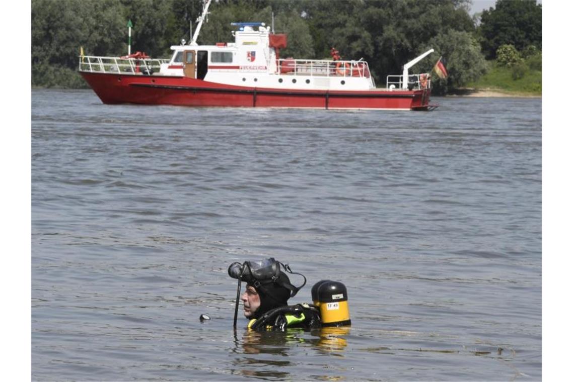 Zwei Leichen gefunden: Mädchen wohl im Rhein ertrunken Nachdem es am Mittwoch am Rhein bei Duisburg zu einem Badeunfall gekommen war, suchte dieser Taucher der Feuerwehr nach den vermissten Mädchen. Nun sind in den Niederlanden zwei Leichen entdeckt worden. Foto: Roberto Pfeil/dpa