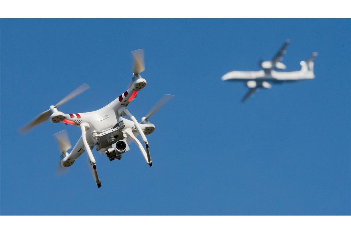 Nachdem es europaweit mehr Drohnensichtungen in Bereichen der kritischen Infrastruktur gegeben hat, reagiert Bayern mit einer Novelle des Polizeiaufgabengesetzes. (Symbolbild)