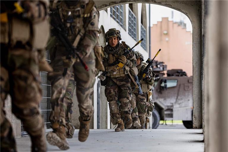Nachdem Paris und London grundsätzliche Bereitschaft zur Beteiligung an einer Friedenstruppe für die Ukraine signalisiert haben, üben aktuell Soldaten beider Länder nahe Reims.