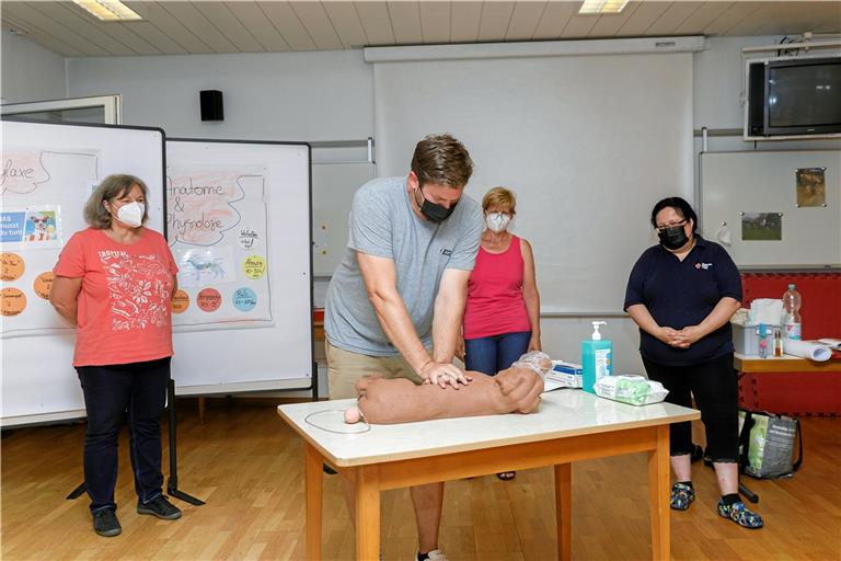 Nachdem Referentin Tina Aspacher-Kern (rechts) erklärt hat, wie es geht, üben sich die Kursbesucher in der Herzmassage. Fotos: Jörg Fiedler