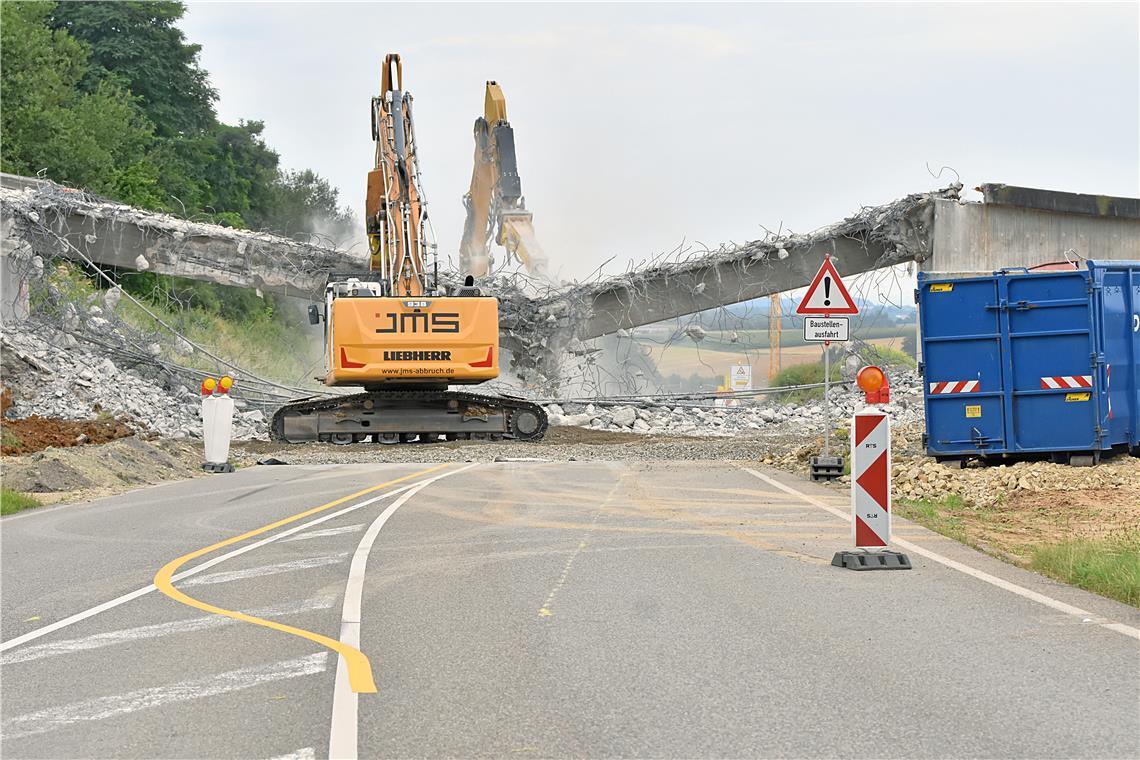Alte Brücke am Backnanger Wasserturm ist Geschichte Nachdem sich zwei Bagger rund zwei Stunden an dem Überweg zum Schützenhaus abgearbeitet haben, fällt die Brücke über der B14 in sich zusammen. Fotos: Tobias Sellmaier