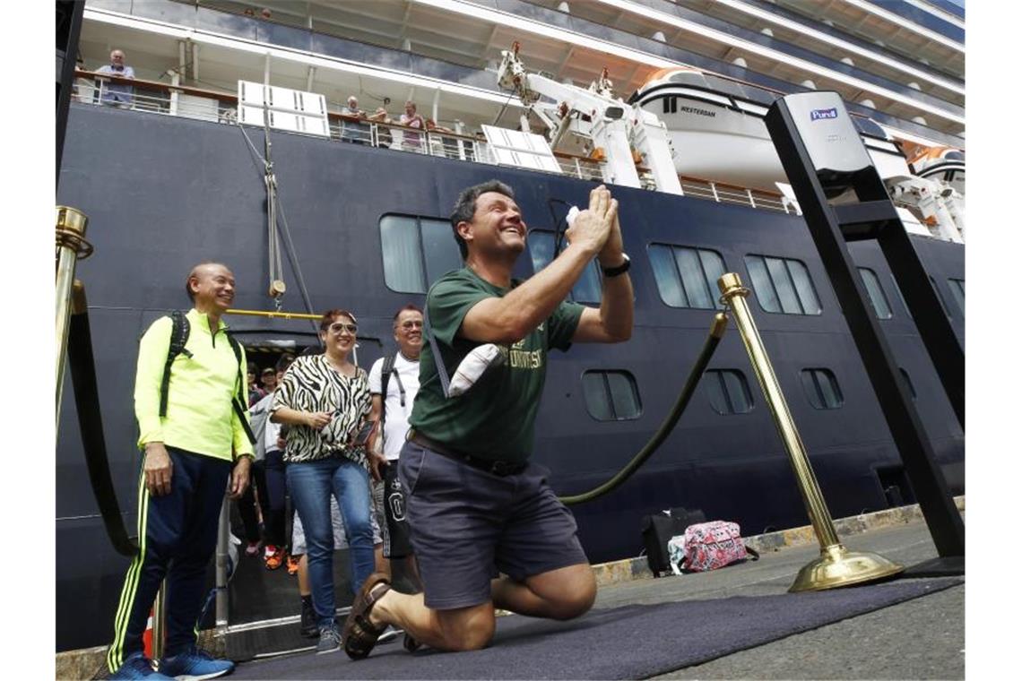 Erste Kreuzfahrt-Passagiere gehen in Kambodscha von Bord Nachdem sie das Kreuzfahrtschiff „Westerdam“ im Hafen von Sihanoukville verlassen, zeigen sich einige Passagiere sichtbar erleichtert. Foto: Heng Sinith/AP/dpa