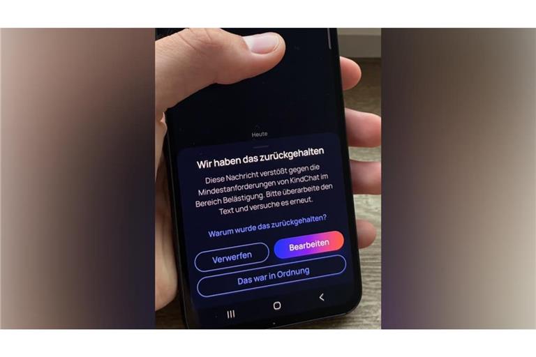 Nachdem wir zum Test über KindChat geschrieben haben: „Du bist ein Idiot", geht die Nachricht gar nicht erst an den Empfänger raus. Stattdessen erscheint dieser Hinweise auf dem eigenen Bildschirm.