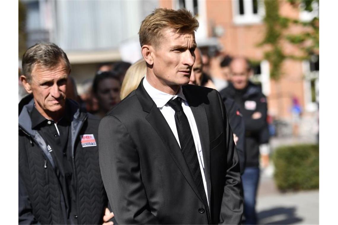 Greipel nach Lambrecht-Tod: Fährt „anders Radrennen“ Nachdenklich: André Greipel bei der Trauerfeier des verstorbenen Bjorg Lambrecht. Foto: Dirk Waem/BELGA