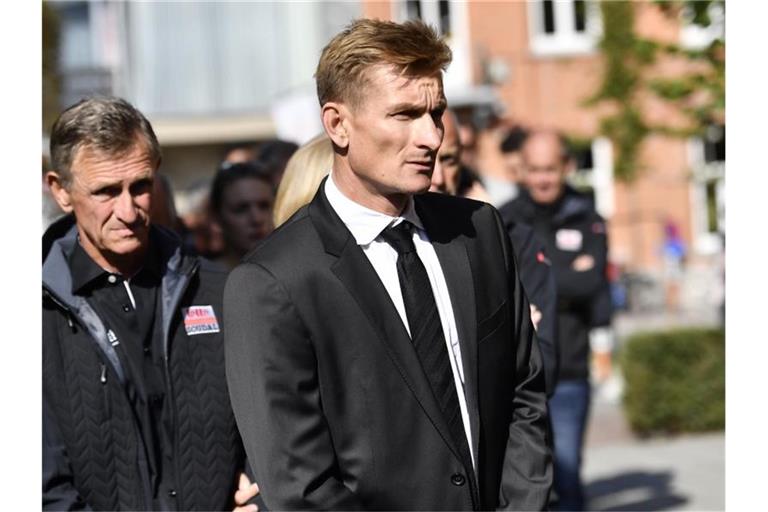 Nachdenklich: André Greipel bei der Trauerfeier des verstorbenen Bjorg Lambrecht. Foto: Dirk Waem/BELGA