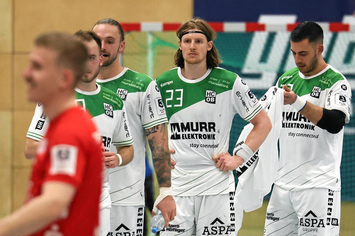 Der HC Oppenweiler/Backnang ist auf Formsuche Nachdenkliche Gesichter bei den HCOB-Spielern Nils Eilers (leicht verdeckt), Markus Dangers, Jan Forstbauer und Ruben Sousa (von links). Foto: Alexander Hornauer