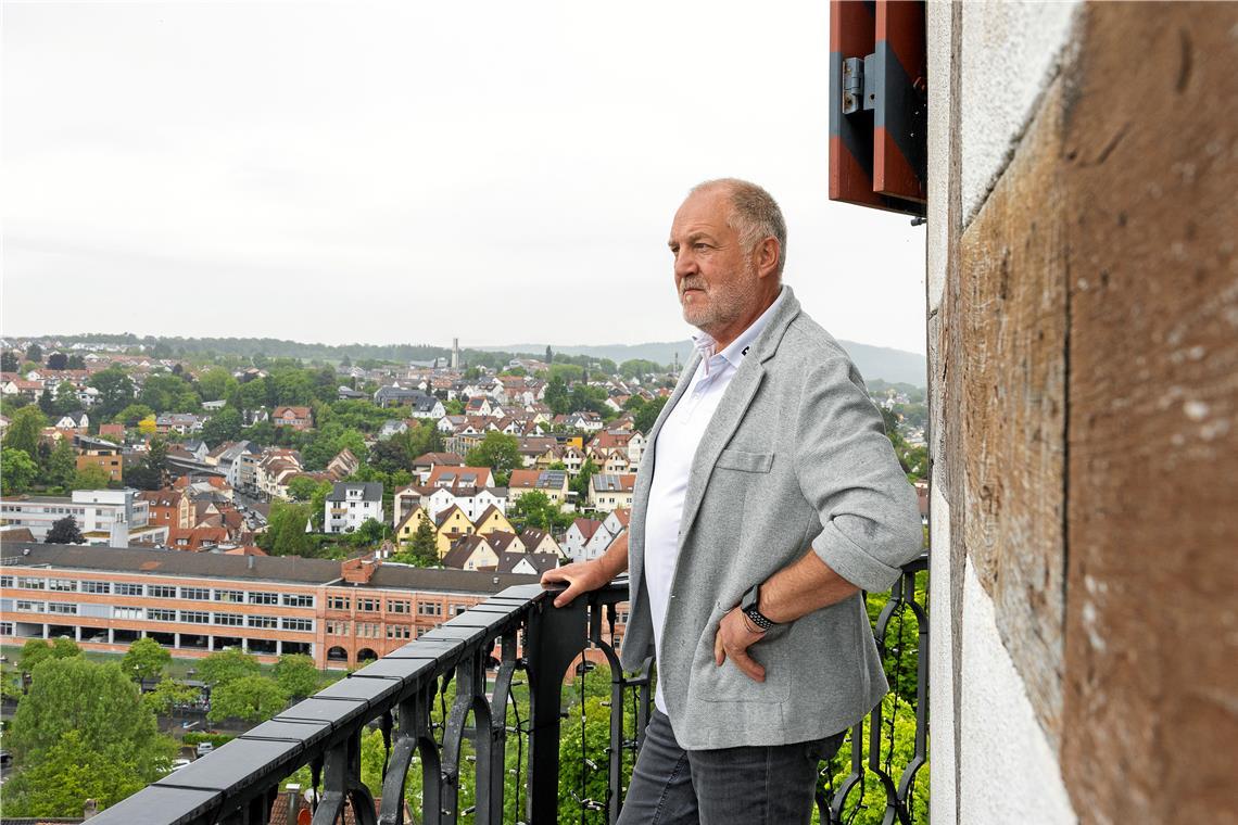 Nachdenklicher Blick vom Stadtturm: Schulleiter Jochen Nossek beklagt, dass vor allem die Gemeinschaftsschulen die Integration von Geflüchteten stemmen müssen.Fotos: Alexander Becher