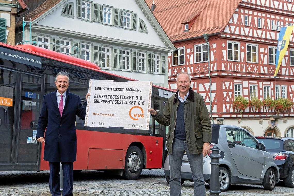„Nütze das Tagesticket!“ Nachgeholter Startschuss: OB Frank Nopper (links) und VVS-Geschäftsführer Horst Stammler werben für das Backnanger Stadtticket. Foto: J. Fiedler