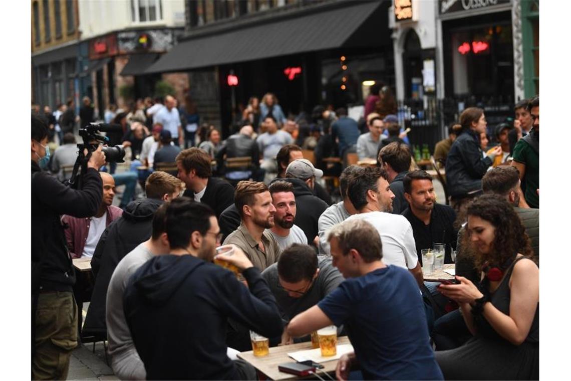 Corona-Maßnahmen im Norden Englands wieder verschärft Nachlässigkeit bei der Einhaltung der Abstandsregeln führen zu einer Verschärfung der Corona-Regeln in England. Foto: Archiv/Victoria Jones/PA Wire/dpa