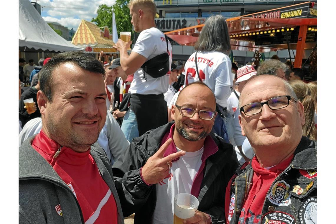 Nachmittags auf dem Breitscheidplatz: Dieses Trio des VfB-Fanclubs Feuer & Flamm...