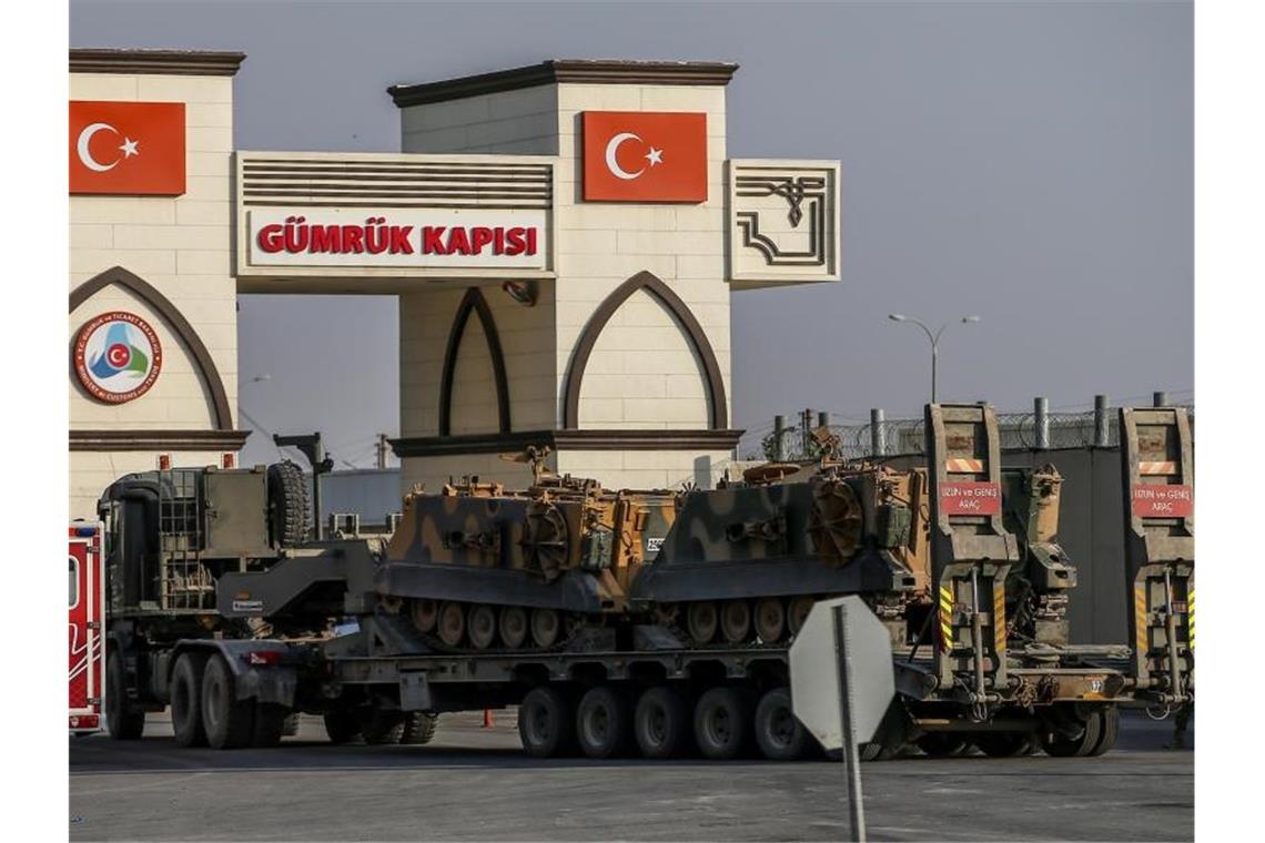 Nachschub: Ein Lkw der türkischen Streitkräfte, bringt gepanzerte Personentransporter über die Grenze zu Syrien. Foto: Emrah Gurel/AP/dpa