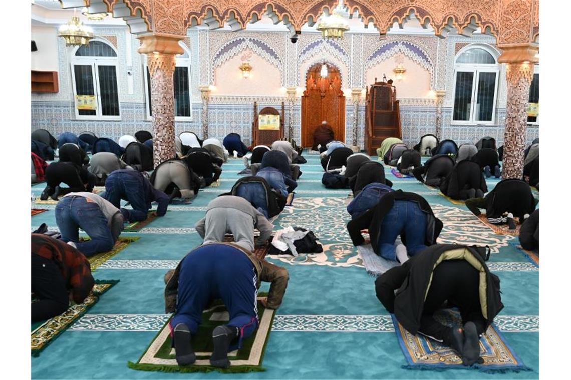 Nachtgebet in einer Moschee in Frankfurt am Main. 82 Prozent der Muslime in Deutschland halten sich laut der Studie für stark oder eher religiös. Foto: Arne Dedert/dpa