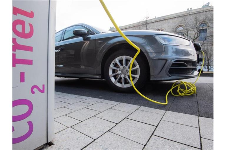 Nachts wird es günstiger: Flexible Tarife könnten Stromkosten senken. Foto: Julian Stratenschulte/dpa