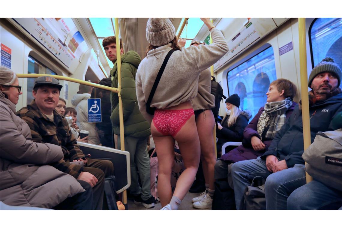 Bilder des Tages Nachtschwärmer fahren ohne Hose beider "No Trousers Tube Ride" in London.
