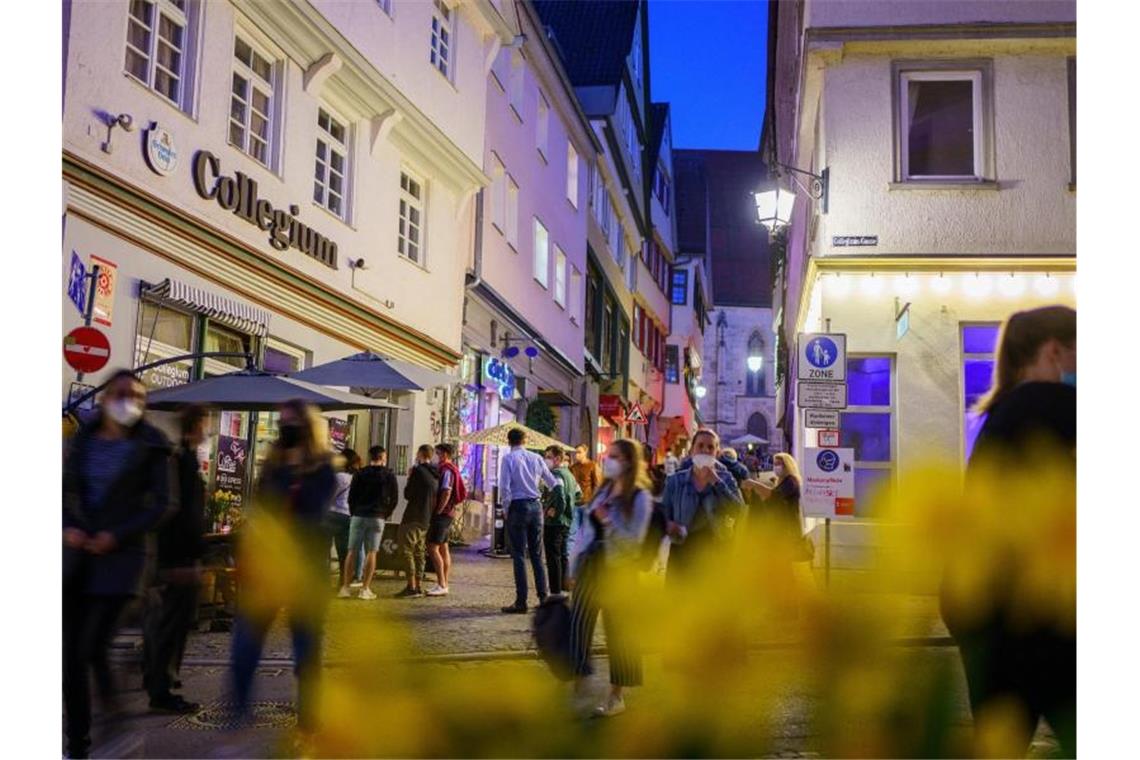 Nachtschwärmer halten sich in der Altstadt in der „Lange Gasse“ auf. Foto: Andreas Arnold/dpa/Symbolbild