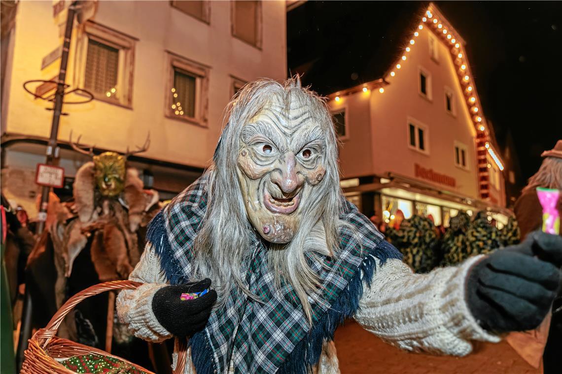 Nachtumzug 2026 der Murreder Henderwäldler in Murrhardt. Das Hexenturmweible