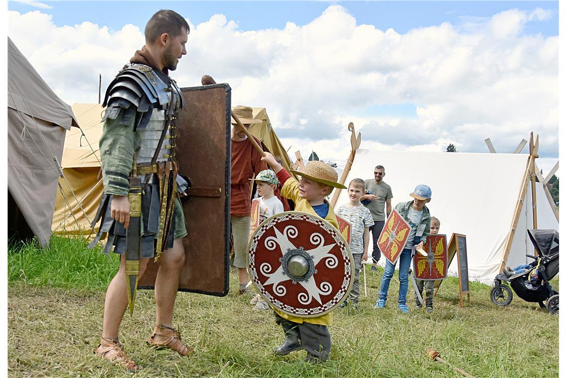 Nachwuchförderung: Ein römischer Soldat zeigt Kindern Kampftechniken. 4. Histori...