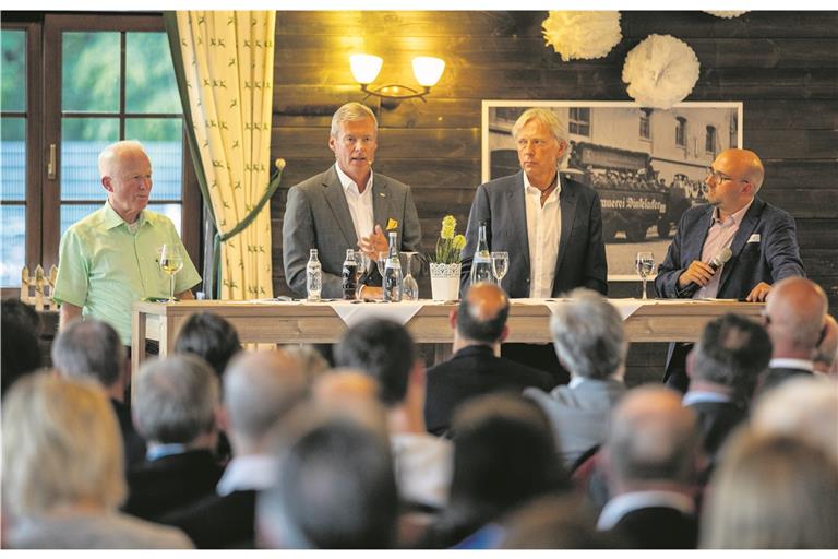 Nachwuchsförderer Frieder Schrof, Kärcher-Geschäftsführer Hartmut Jenner, Fair-sport-Gründer Uli Ferber und Moderator Sebastian Gehring (von links) tauschten sich bei der Podiumsdiskussion im Rahmen der Veranstaltung des Unternehmerforums Oberes Murrtal aus. Fotos: A. Becher