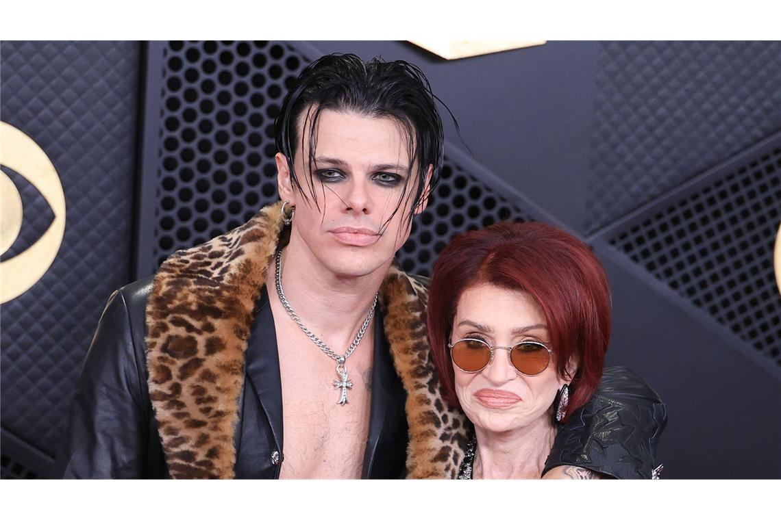 Nackte Haut zeigt auch Sänger Yungblud an der Seite von Sharon Osbourne, der Frau des kürzlich verstorbenen Sängers Ozzy Ousborne.