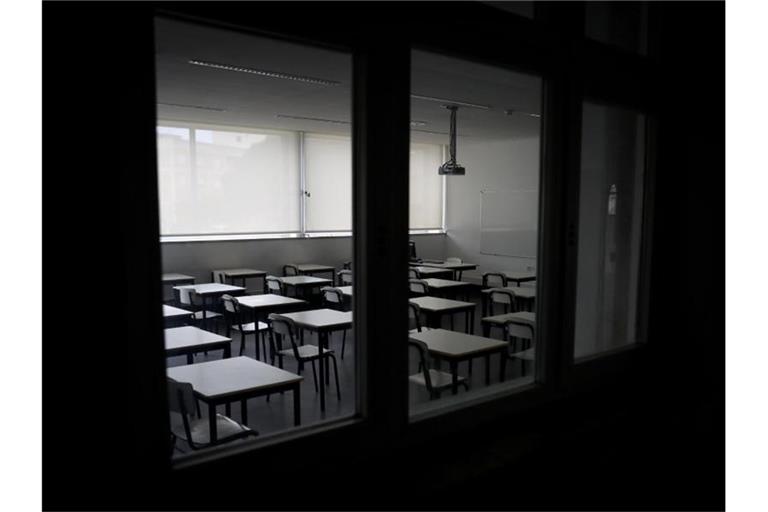 Nacktfotos und anzügliche Nachrichten, heimliche Treffen, es kommt zum Sex. Doch was bei Verliebten nachvollziehbar klingt, ist verboten, wenn es sich bei den Partnern um Schüler und Lehrer handelt. Foto: Pedro Fiuza/ZUMA Wire/dpa