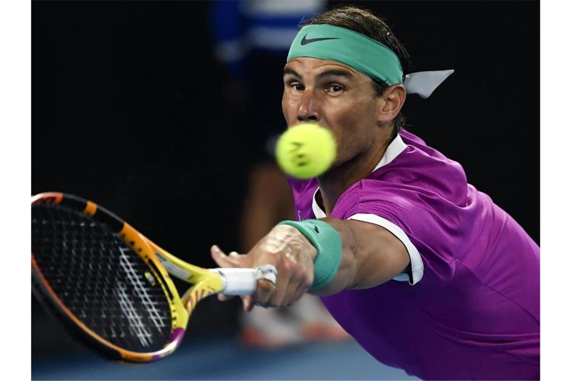 Nadal vor 21. Grand-Slam-Triumph - Endspiel gegen Medwedew Nadal spielt einen Rückhand-Return. Dank des 6:3, 6:2, 3:6, 6:3 erreichte der Spanier zum sechsten Mal das Finale der Australian Open. Foto: Andy Brownbill/AP/dpa