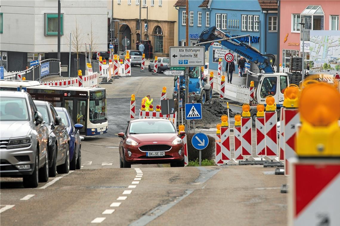 Nadelöhr Aspacher Kreisel: Kaum ist die Talstraße freigegeben, gehen die Arbeiten in der Aspacher und Gerberstraße weiter. Foto: A. Becher