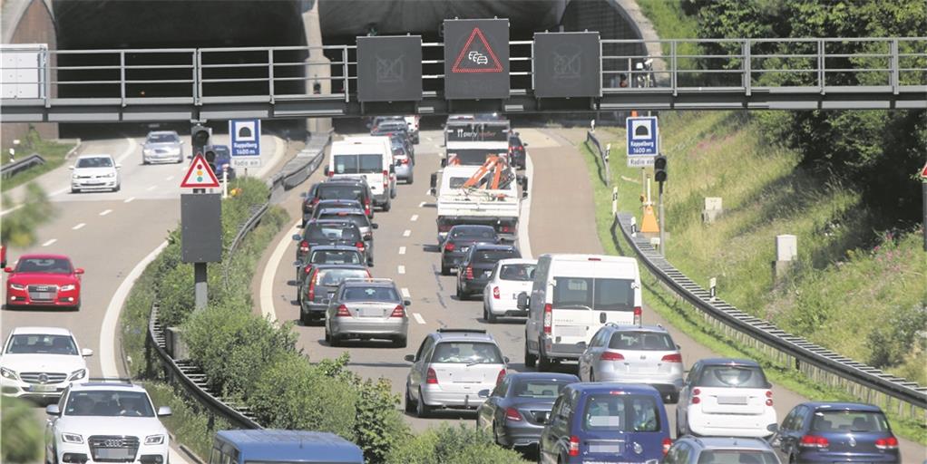 Nadelöhr Kappelbergtunnel: Sowohl aus Richtung Stuttgart (Foto) als auch in der Gegenrichtung sind Staus Alltag. Archivfoto: G. Habermann