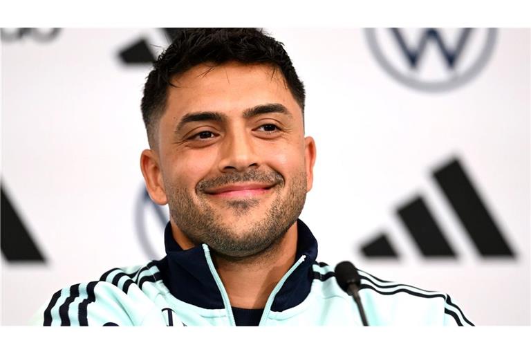 Nadiem Amiri findet den WM-Hit der deutschen Fans gut.