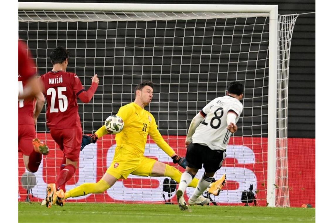 Waldschmidt sichert DFB-Team Sieg gegen Tschechien Nadiem Amiri (r) hatte das 2:0 auf dem Fuß - doch Jiri Pavlenka vereitelte die Großchance. Foto: Robert Michael/dpa-Zentralbild/dpa