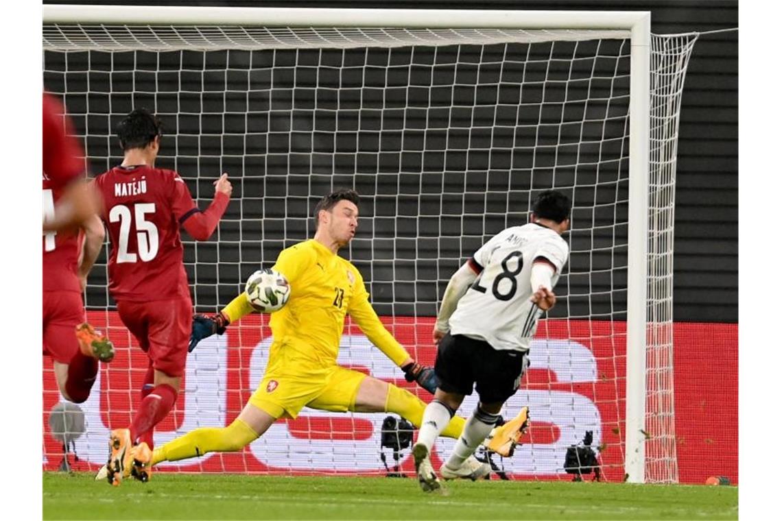 Nadiem Amiri (r) hatte das 2:0 auf dem Fuß - doch Jiri Pavlenka vereitelte die Großchance. Foto: Robert Michael/dpa-Zentralbild/dpa