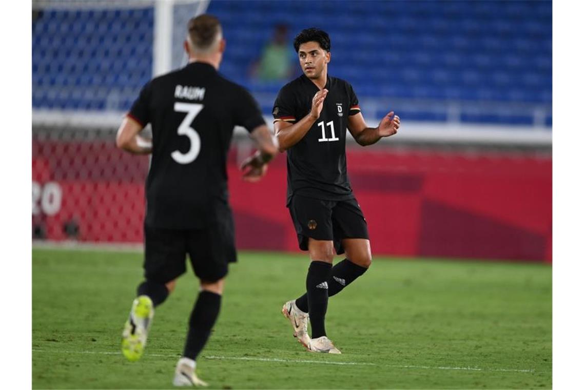 DFB-Auswahl mit Olympia-Fehlstart gegen Brasilien Nadiem Amiri (r) traf zum zwischenzeitlichen 1:3. Foto: Swen Pförtner/dpa