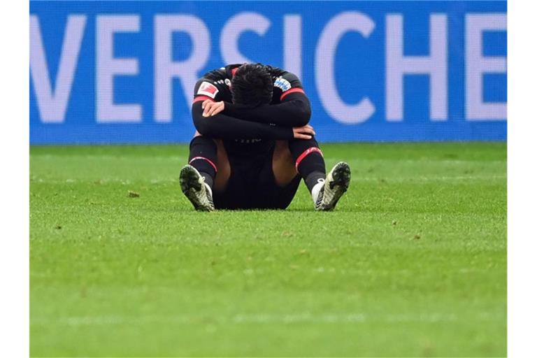 Nadiem Amiri und Bayer Leverkusen wirken nach der Niederlage gegen Bielefeld ratlos. Foto: Ina Fassbender/AFP-Pool/dpa