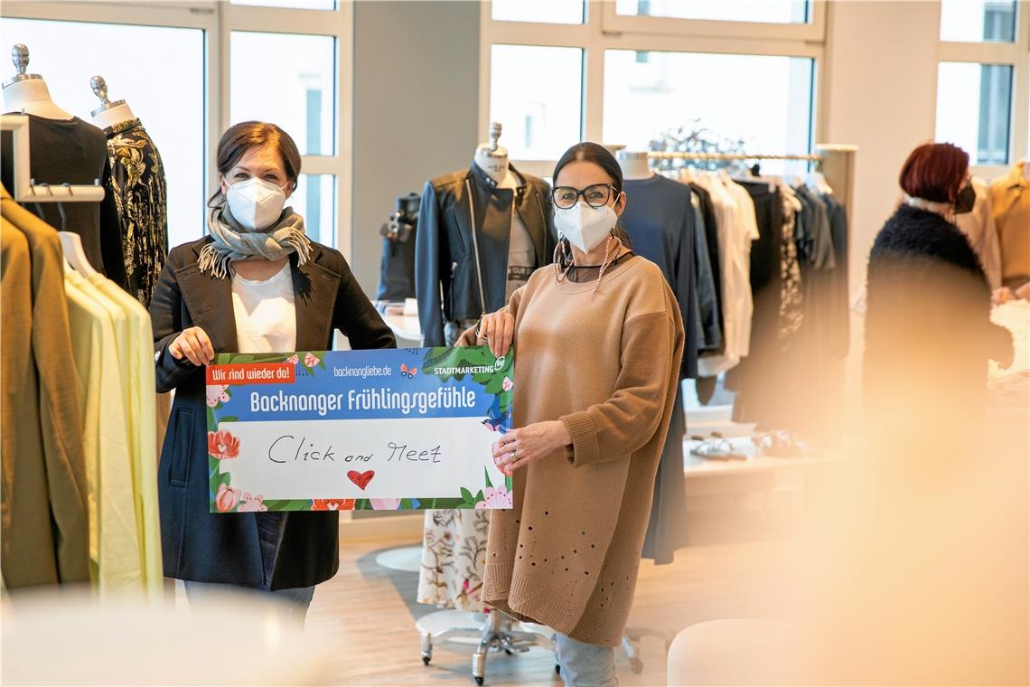 „Wir haben definitiv nicht geschlossen“ Nadine Thoman (links) und Sigrid Göttlich machen mit einem Plakat auf das Click&Meet-Angebot der Einzelhändler aufmerksam. Foto: A. Becher