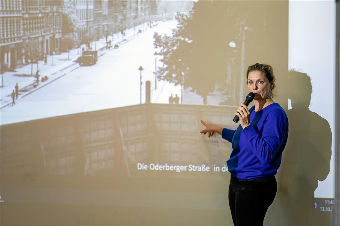 Nadja Klier zeigte den Schülern zusammen mit ihrem Ehemann zahlreiche Fotos und Videos aus ihrer DDR-Vergangenheit. Foto: A. Becher