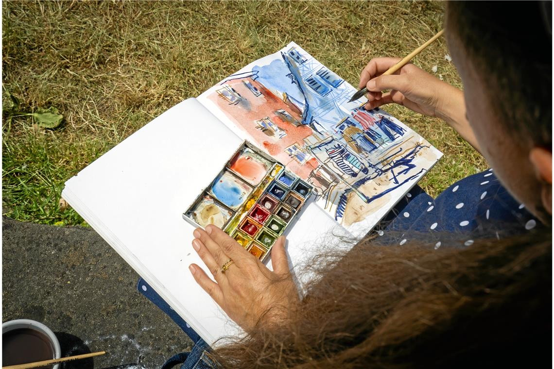 Backnanger Kunstschulleiterin gibt Urban-Sketching-Kurse Nadja Pidan malt eine typische Backnanger Stadtkulisse mit Fachwerkhäusern auf dem Ölberg. Fotos: Alexander Becher