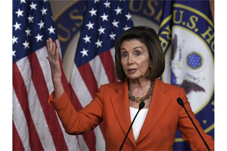 Nächste Stufe im Impeachment-Verfahren gezündet: Die demokratische Trump-Gegenspielerin Nancy Pelosi bei einer Pressekonferenz in Washington. Foto: Susan Walsh/AP/dpa