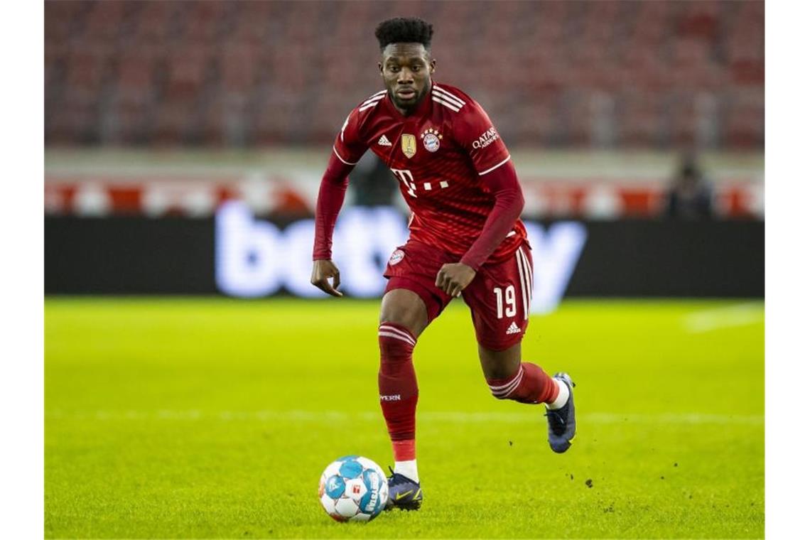 Bayern im Corona-Notstand: Spiel gegen Gladbach auf Kippe Nächster Corona-Fall beim FC Bayern: Alphonso Davies. Foto: Tom Weller/dpa