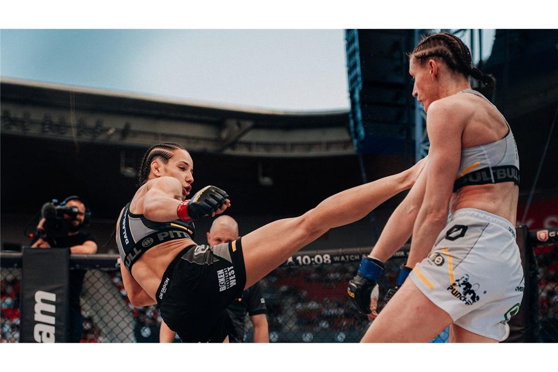 „Das fühlte sich unbeschreiblich an“ – Alina Dalaslan gewinnt erneut Nächstes Ziel erreicht: Alina Dalaslan (li.) besiegte in Prag Róża Gumienna. Dabei war sie auch mit Kicks erfolgreich. Weitere Impressionen finden Sie in unserer Bildergalerie.
