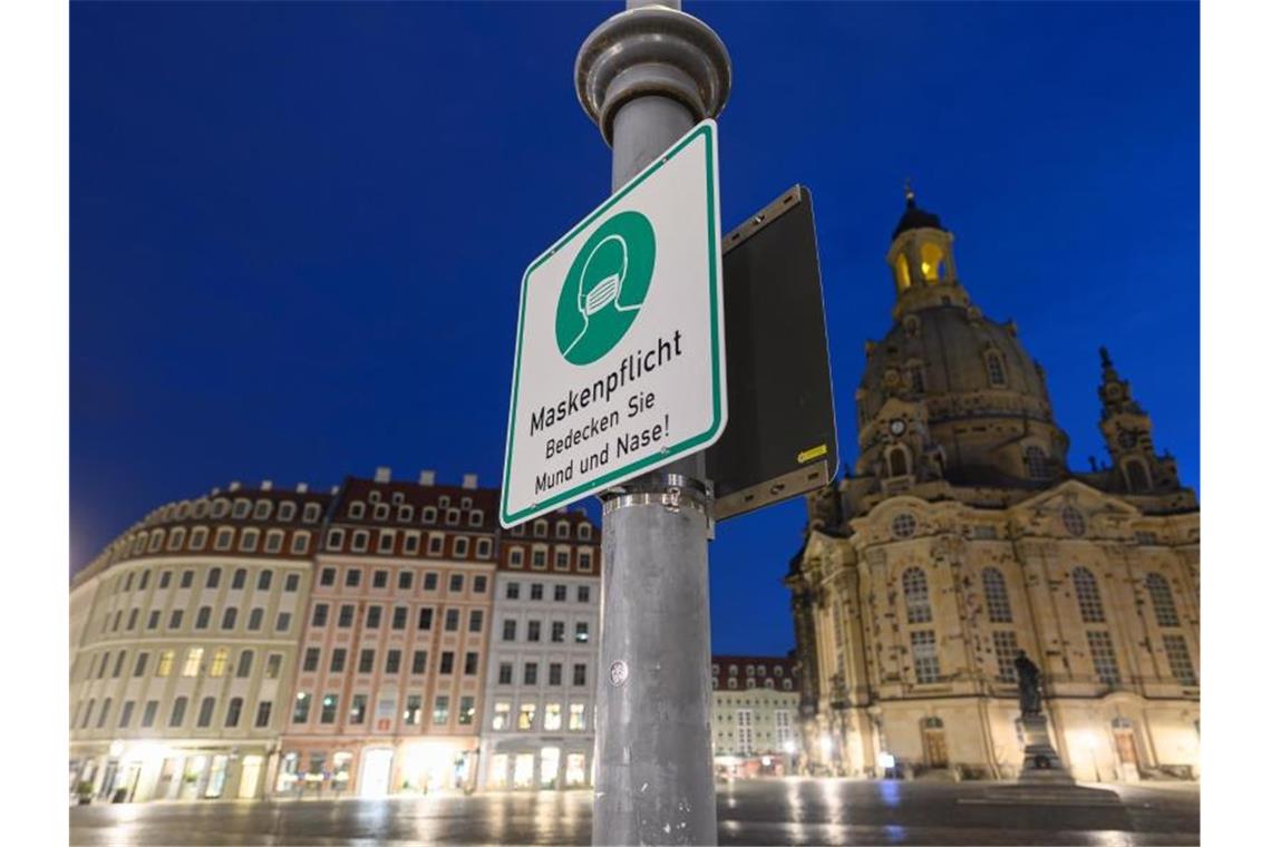 Deutschland geht ab Mittwoch in einen harten Lockdown Nächtliche Ausgangssperren, längere Schulferien oder ein Alkoholverbot in der Öffentlichkeit - in mehreren Bundesländer kommen schärfere Regeln. Foto: Robert Michael/dpa-Zentralbild/dpa
