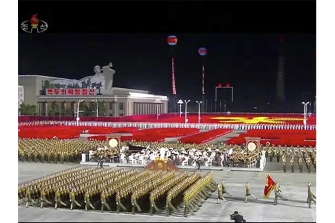 Nordkorea feiert Parteijubiläum mit Militärparade bei Nacht Nächtliche Parade des nordkoreanischen Militärs in Pjöngjang. Foto: Uncredited/KRT/AP/dpa