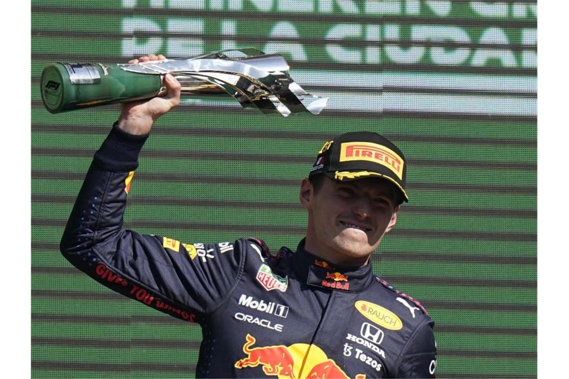 Mercedes hofft auf „Renngott“ Verstappen Näherst sich immer mehr dem WM-Titel: Max Verstappen. Foto: Eduardo Verdugo/AP/dpa