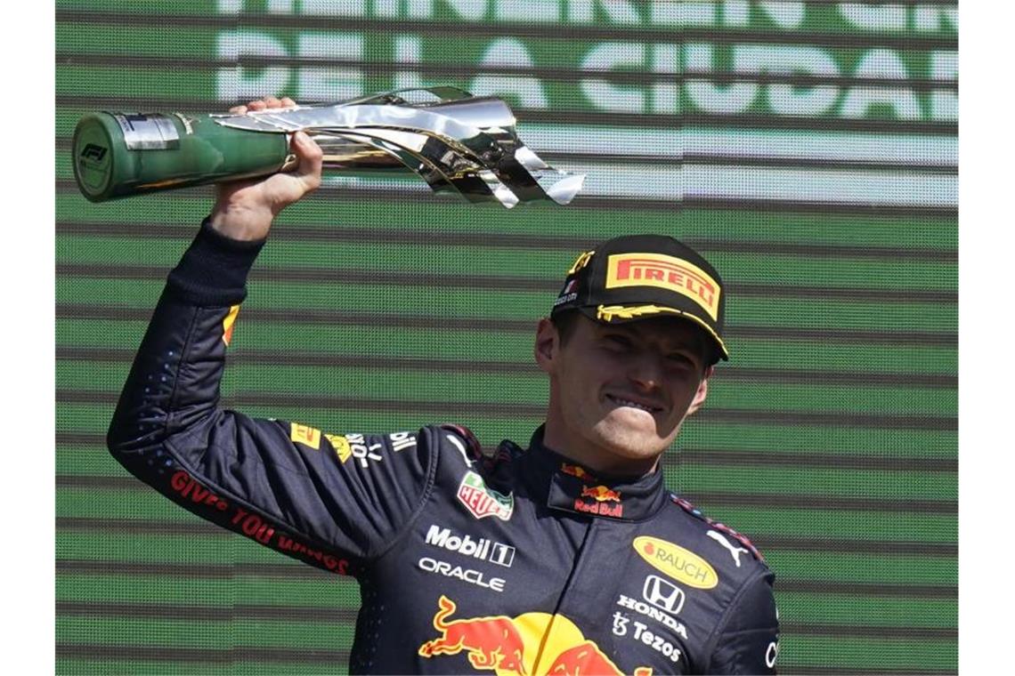 Mercedes hofft auf „Renngott“ Verstappen