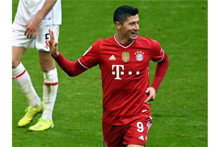 Nähert sich immer mehr der Rekordmarke von Gerd Müller: Bayern-Torjäger Robert Lewandowski. Foto: Matthias Balk/dpa POOL/dpa
